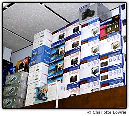 Caixas de c�meras digitais nas prateleiras