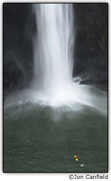 Caiaque pr�ximo � cachoeira