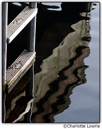 Escada no lago e reflexos na �gua