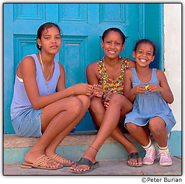 Meninas em frente a porta azul