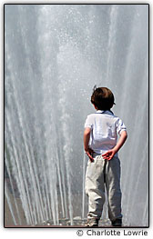 Garoto pr�ximo a uma fonte