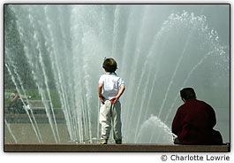 Garoto pr�ximo a uma fonte