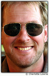 Homem de �culos escuros