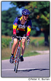 Ciclista em uma corrida, aproximando-se da c�mera, com muita nitidez