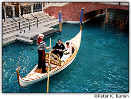 G�ndola com casal de noivos na parte interna de um hotel