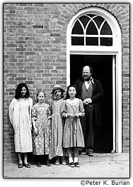 Escola com crian�as vestidas como os pioneiros