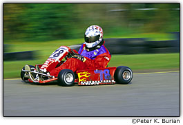 Corrida de cart, com plano de fundo desfocada com uma velocidade longa do obturador