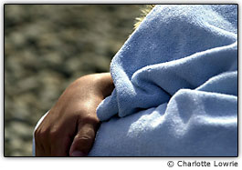 Imagem com uma boa exposi��o do nadador com uma toalha na cabe�a