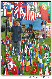 Vendedor com bandeiras coloridas