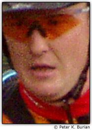 Os artefatos JPEG e a m� defini��o devido � alta compacta��o s�o revelados na face de uma pessoa