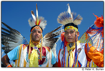 Nativos norte-americanos em traje completo