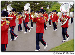 Adolescentes em um desfile em dia cinzento e nublado