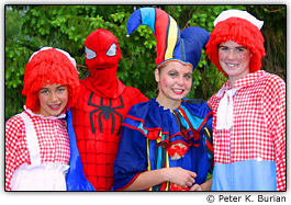 Adolescentes com fantasias coloridas