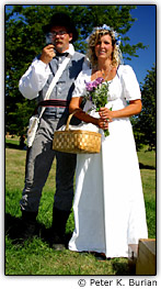 Noivos em vestu�rio do s�culo 19