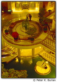 Lobby de um amplo hotel � noite 