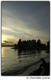 Crian�a na praia ao p�r-do-sol