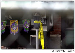 Fita usada pela pol�cia para isolamento amarrada em torno de um parqu�metro em Seattle