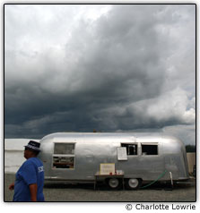 Trailer de alum�nio e homem passeando