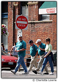 Pedestres caminhando