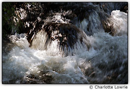 Cascata d'�gua sobre rochas