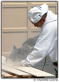 Homem trabalhando com serra