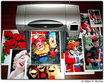 Uma impressora jato de tinta para fotografia com v�rias impress�es coloridas de 20 x 25 cm