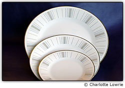 Porcelana chinesa fotografada contra fundo escuro