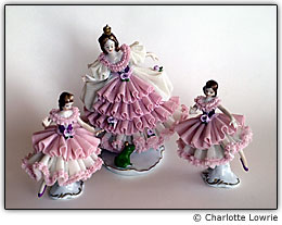 Estatuetas de cole��o sobre fundo de cartolina branca