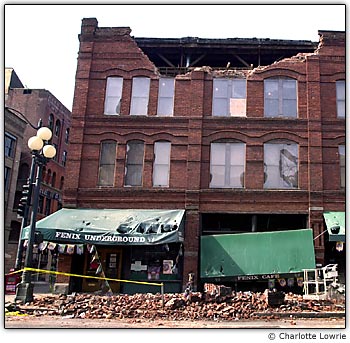 Danos do terremoto sobre o Fenix Underground em Seattle