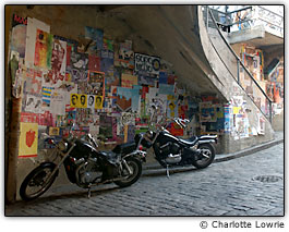Duas motocicletas em Post Alley, Seattle, Wash.