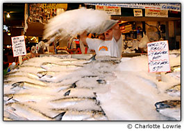 Jogando gelo no peixe no Pike Place Market