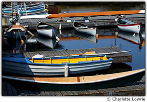 Canoas de aluguel ancoradas no lago