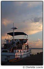 Barco no lago ao p�r-do-sol