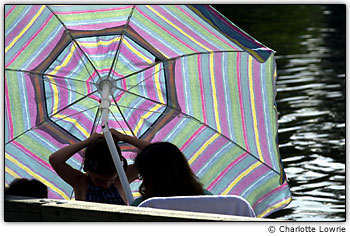Barraca de praia e a silhueta de pessoas