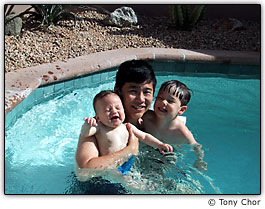 A combina��o de ilumina��o natural intensa e do reflexo da �gua em especial produz enormes sombras escuras