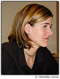 Foto de perfil sob luz fluorescente