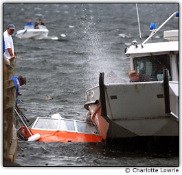 Pessoas salvam um barco que est� afundando