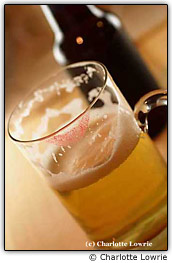 Marca de batom na caneca de cerveja