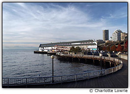 Passeio de t�buas ao longo da praia