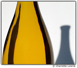 Garrafa de vinho e sombra