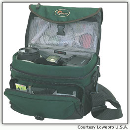 Uma bolsa tiracolo com abertura superior da Lowepro com equipamentos