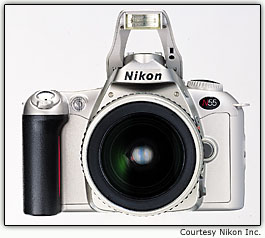 C�mera SLR Nikon N55 com lente e flash embutido